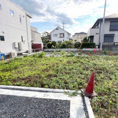 実測140.59㎡※三角コーンに囲まれた部分が敷地です。