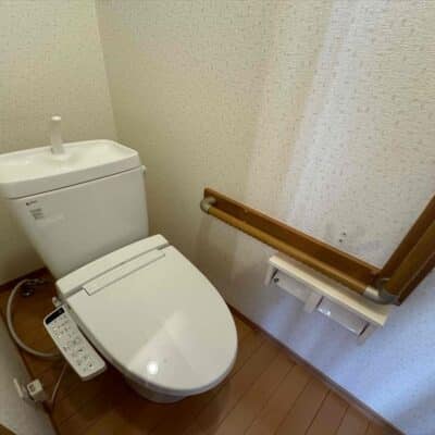 手すり付きトイレは安心です。