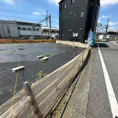 前面道路は公道（幅員6m）に9.6m接道しております。