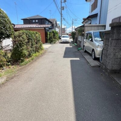 前面道路は車の通り抜けができない為お子様も安心です。