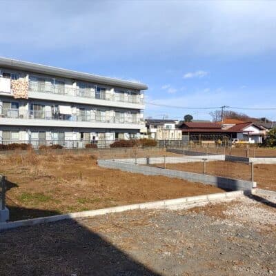 現況は更地となっておりますのでお好きな時期に建築可能です。